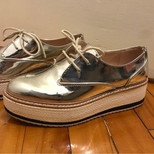 Metallic platform shoe